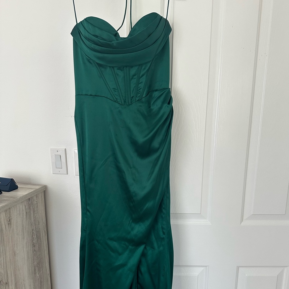 Elegant Green Strapless Evening Gown - Picture 4 of 5